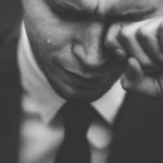 仕事のストレスで涙が止まらないアナタへ。限界を超える前に試してほしい解消・発散法