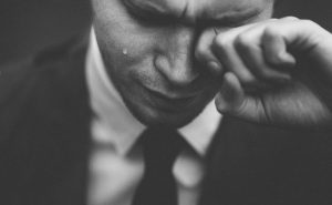 仕事のストレスで涙が止まらないアナタへ。限界を超える前に試してほしい解消・発散法